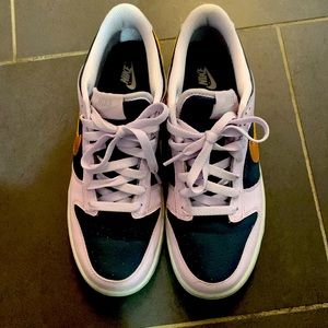 Boys 6.5, NIKE, NIKE DUNK LOW SE (GS)
THUNDER BLUE/METALLIC COPPER, MSRP $140